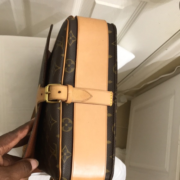 LV shoulder bag in excellent condition. - Picture 14 of 16